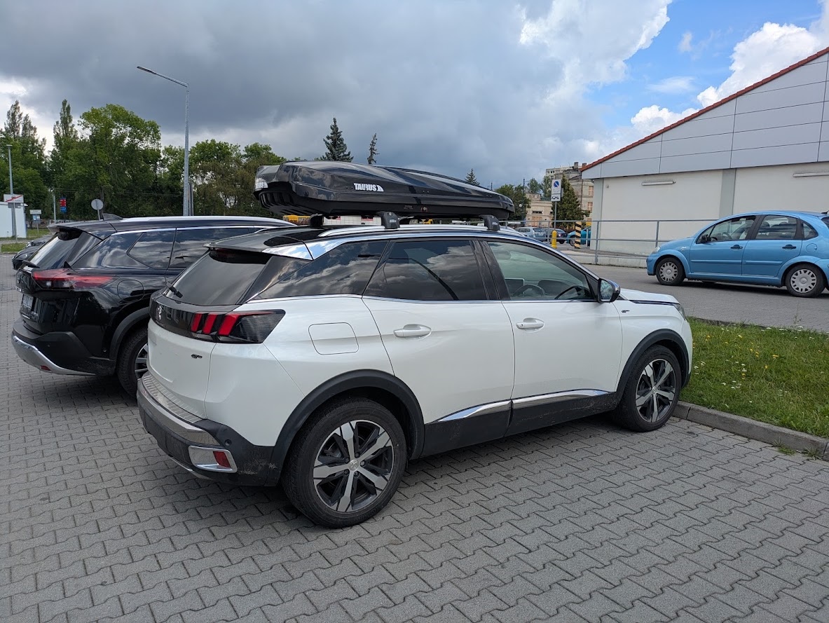Czarny box Taurus Strike 440 na dachu Peugeot 3008 realizacja Boxcars Łódź